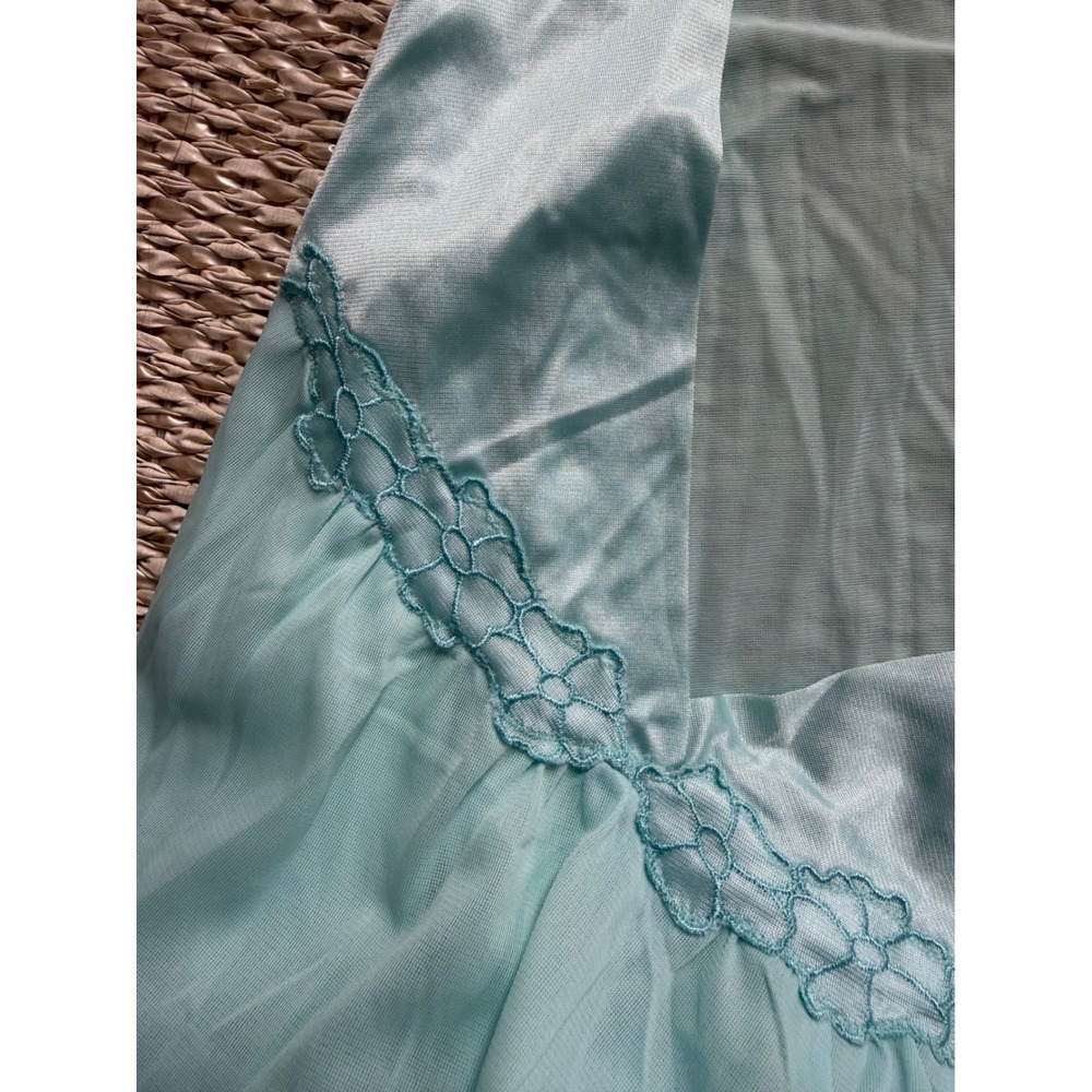 Vintage Vanity Fair Mint Green Embroidered V-Neck Nightgown USA Cottagecore M - Picture 10 of 11